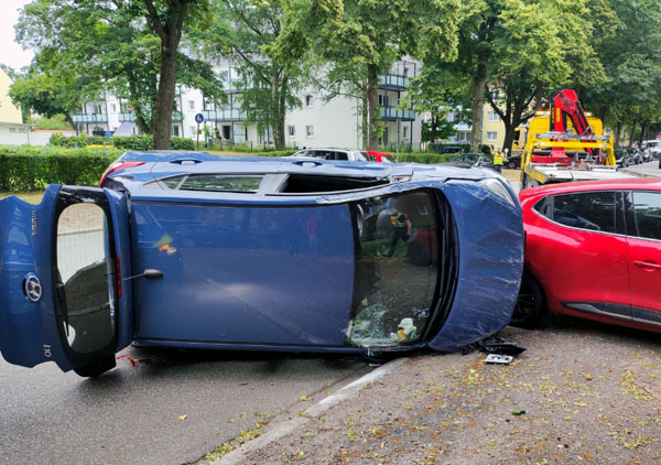 Die leicht verletzte Fahrerin konnte sich selbst aus dem Auto befreien. Fotos: STE