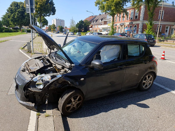 Bei dem Unfall wurden vier Personen verletzt. Fotos: Oliver Klink