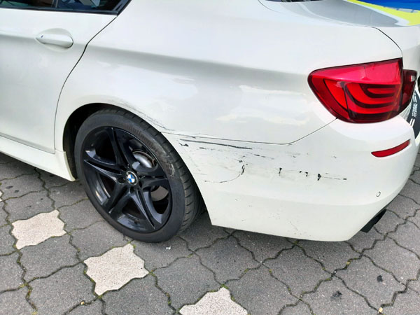 Die Unfallspuren an dem BMW. Foto: Polizei