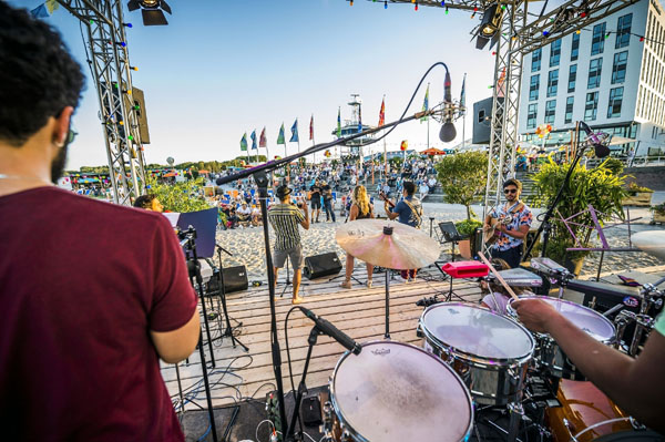 Das Festival findet an den Strandterrassen in Travemünde statt. Fotos: LTM