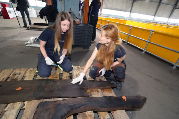 Am Montag wurden die ersten Funde des Hanse-Schiffes präsentiert. Fotos: JW