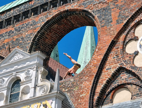 An der Fassade des Lübecker Rathauses trat am Donnerstag ein Artist vom Zirkus Charles Knie auf. Fotos: Harald Denckmann