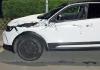 Der weiße Opel Mokka trug erheblichen Schaden davon. Foto: Polizei