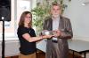 Für den Preisträger des Vorjahres, den Landschaftspflegeverein Dummersdorfer Ufer e.V., reichte Jessica Richter den Preis an Siegfried Austel weiter. Foto: GVT