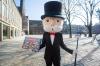 Mr. Monopoly lässt am Montag im Hauptbahnhof das Glücksrad kreisen. Foto: Veranstalter