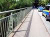 Auf der Brücke über die Trave fuhr der Radfahrer gegen das Geländer. Foto: Polizei