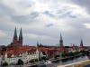 Über Lübeck gab es dunkle Wolken, die erwarteten Gewitter blieben aber aus. Foto: STE