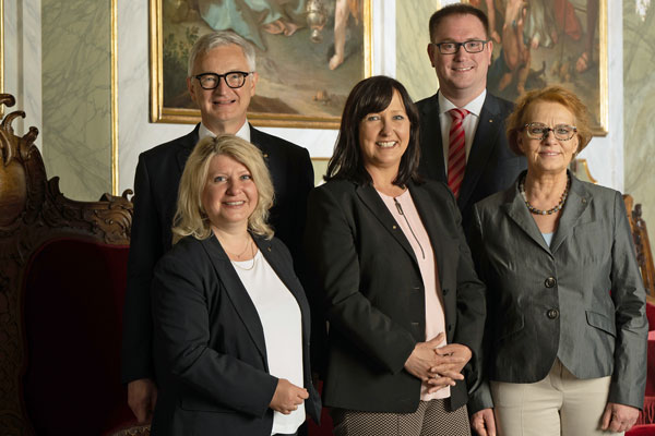 Stadtteilkonferenz: Bürgermeister Jan Lindenau und die Senatoren Joanna Hagen, Pia Steinrücke, Monika Frank sowie Ludger Hinsen laden zum Gespräch. Foto: Stefan Schenk/HL