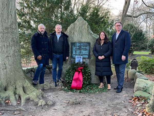 Die SPD-Bürgerschaftsabgeordneten Ulrich Pluschkell, Peter Petereit und Sandra Odendahl legen zusammen mit Bürgermeister Jan Lindenau einen Kranz zu Ehren von Julius Leber auf dem Ehrenfriedhof Sandberg nieder. Foto: SPD Lübeck