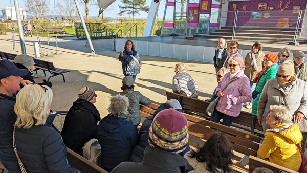 Erstes Treffen im Brügmanngarten: Sabine Schöne konnte auf Anhieb gut fünfzig Teilnehmer für die neue Bürgerinitiative zusammentrommeln. Fotos: Helge Normann