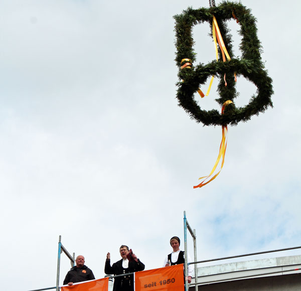 Für zwei kleinere Bauvorhaben in St. Lorenz Süd wehte am Donnerstag die Richtkrone. Foto: Schuett