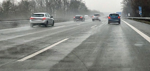 Die Autobahn GmbH des Bundes, Außenstelle Lübeck, lässt die Markierungen erneuern. Symbolbild: HN