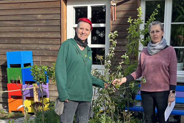 Sabine Watzinger von der Gärtnerei Hinze (links) brachte Ulrike Winkler von der Grundschule Schönböcken die Pflanzen persönlich vorbei. Foto: Gärtnerei Hinze