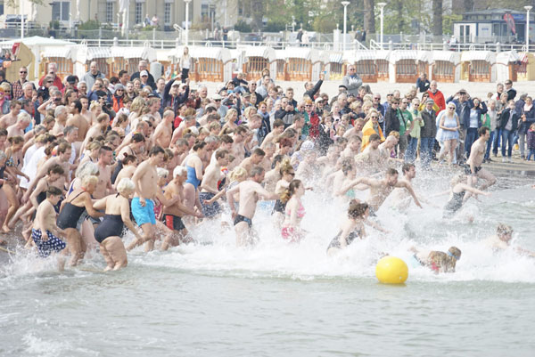 Mit dem traditionellen „Anbaden“ wird in Travemünde wie auch in zahlreichen anderen Seebädern die Eröffnung der Sommersaison eingeläutet. Foto: Helge Normann