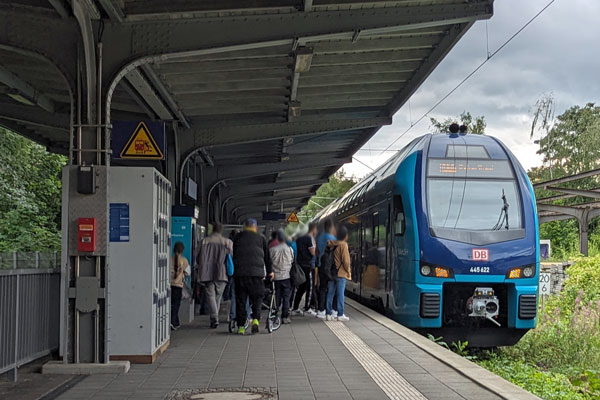 Die wechselhafte Witterung war wohl ausschlaggebend dafür, dass die Anzahl der Bahnreisenden eher als gering anzusehen ist. Fotos: Helge Normann