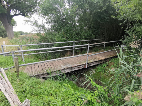 Die Gehwegbrücke Groß Steinrade musste aufgrund von Schadenserweiterungen für die Nutzung gesperrt werden. Fotos: HL