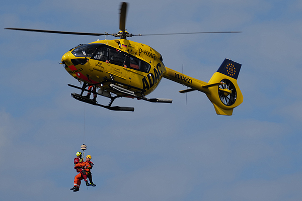 Ein Hubschrauber-Rettung aus dem Wasser sieht man nicht alle Tage. Zahlreiche Besucher des „Tag der Seenotretter“ ließen sich diese Gelegenheit in Travemünde nicht entgehen. Fotos: Karl Erhard Vögele