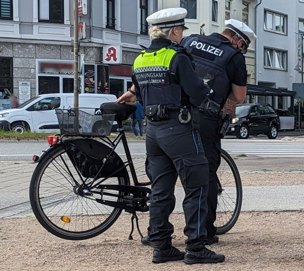 Polizei und Ordnungsdienst kontrollierten erneut Radfahrer am Lindenplatz. Foto: Polizei/Archiv