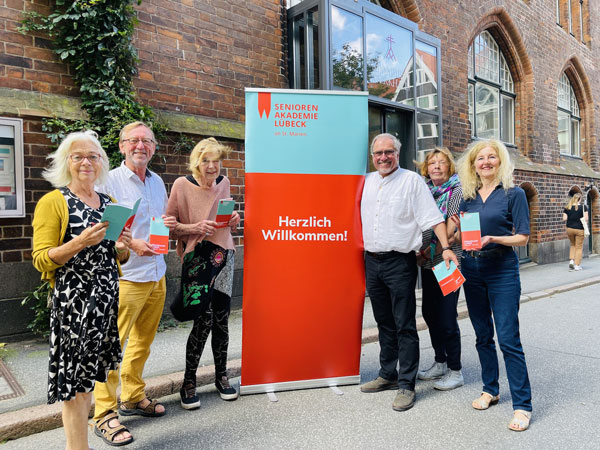 Annegret Barckhausen, Michael Leberke, Ingrid Meißner, Wolfgang Giede, Doris Klinker-Heinzel und Bärbel Moeller freuen sich auf viele Seniorinnen und Senioren in den Kursen und Vorträgen der Seniorenakademie. Foto: Steffi Niemann