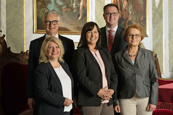 Bürgermeister Jan Lindenau und die Senatoren Joanna Hagen, Pia Steinrücke, Monika Frank sowie Ludger Hinsen kommen am Mittwoch nach Schlutup. Foto: Stefan Schenk