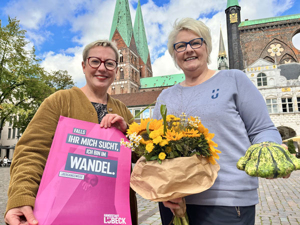 Pröpstin Petra Kallies (links) und Olivia Kempke, Geschäftsführerin des Lübeck Managements, planen den Open-Air-Gottesdienst zu Erntedank. Foto: Bastian Modrow