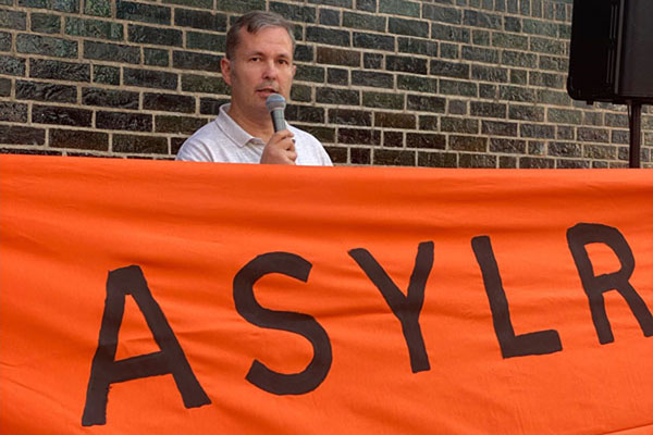 „Hier haben sie gemeinsam mit Konservativen und Nazis gegen unsere Initiative gestimmt“, empört sich Andreas Müller, Fraktionsvorsitzender von Linke und GAL, über die Fraktionen von SPD und Grünen. Foto: Katja Mentz/GAL