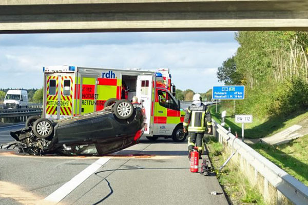 Der Ford überschlug sich und kam einige Meter weiter auf dem Dach liegend zum Stillstand. Foto: Polizei