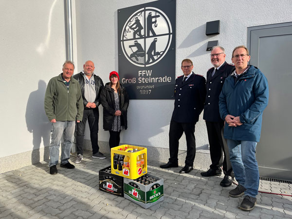 Als Gastgeschenk hatten die Politiker einige Kaltgetränke mitgebracht. Foto: SPD-FW