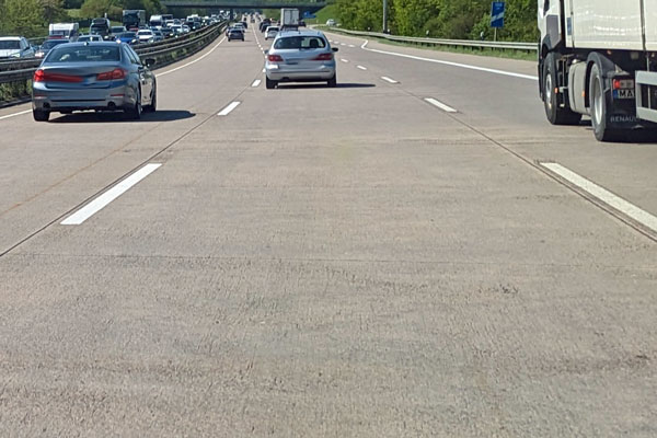 In der Zufahrt der Anschlussstelle Bad Schwartau wird der offenporige Asphalt ausgetauscht. Foto: Symbolbild