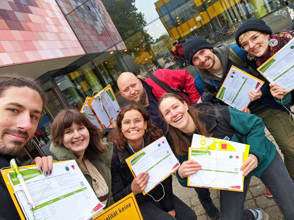 Auch in Lübeck, hier vor der Mensa, werden Unterschriften gesammelt. Fotos: ver.di