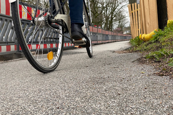 Laut Linken und GAL soll die Einrichtung von zwei geschützten Radstreifen entlang der Hüxtertorallee geprüft werden, wofür die Fahrspuren für Autos reduziert werden werden sollen. Fotos: Linke und GAL