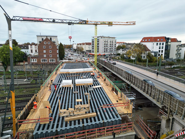 Das Original soll noch in diesem Jahr fertig sein. Auf junge Papierbrücken-Bauer warten Preisgelder und Marzipan. Foto: HL/Archiv