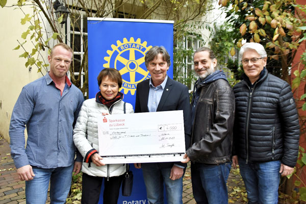 Spendenübergabe: Max Isler, Dr. Brigitte Heise, Dr. Lutz Lerche, Oliver Grell und Wolfgang Tengler. Foto: Rotary Club Lübeck Holstentor