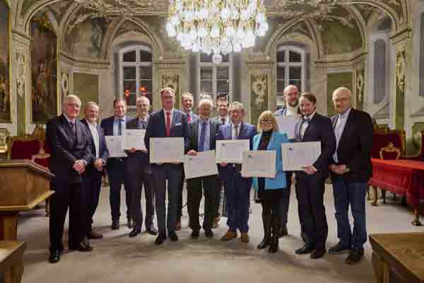 Vertreter der Deutschen UNESCO-Kommission, Bürgermeister Jan Lindenau und die Repräsentanten nationaler und internationaler Archive auf dem Festakt im Dezember. Foto: HL