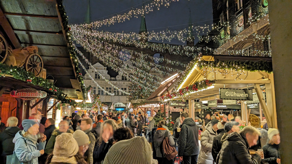 Wer den Weihnachtsmarkt ohne Parkplatzsuche genießen möchte, kann den kostenlosen Weihnachts-Shuttle nutzen. Foto: HN