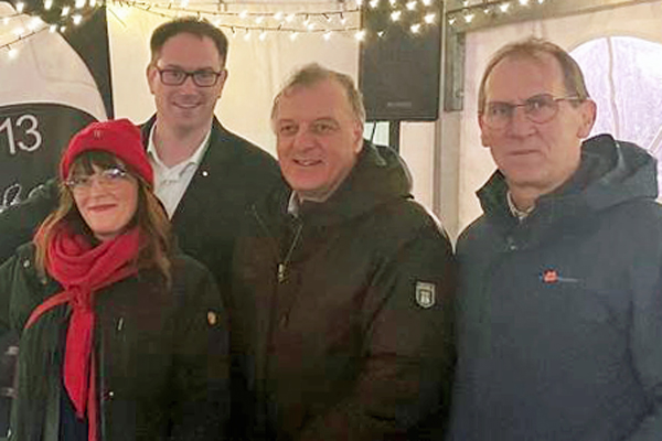 Freuen sich gemeinsam über die Grundsteinlegung: Kristin Blankenburg (SPD), Bürgermeister Jan Lindenau, Dr. Marek Lengen und Frank Zahn (ebenfalls SPD). Foto: Fraktion SPD und FW