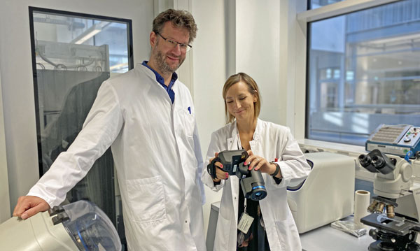 Prof. Jens Mittag, Leiter des Instituts für Endokrinologie und Diabetes der Universität zu Lübeck (links) mit Dr. Rebecca Ölkrug, Junior Gruppenleiterin. Foto: Julia Resch, CBBM