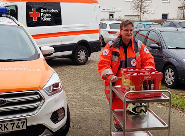 Nicole Berott aus der Betreuungsgruppe des DRK Lübeck war beim Verpflegungseinsatz in Schlutup dabei. Foto: DRK Lübeck