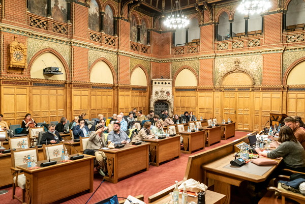 Rund 70 Zuschauer hatten sich am Donnerstagabend im Bürgerschaftssaal des Lübecker Rathauses und online eingefunden, um an der öffentlichen Fraktionssitzung der Grünen teilzunehmen. Foto: Grüne