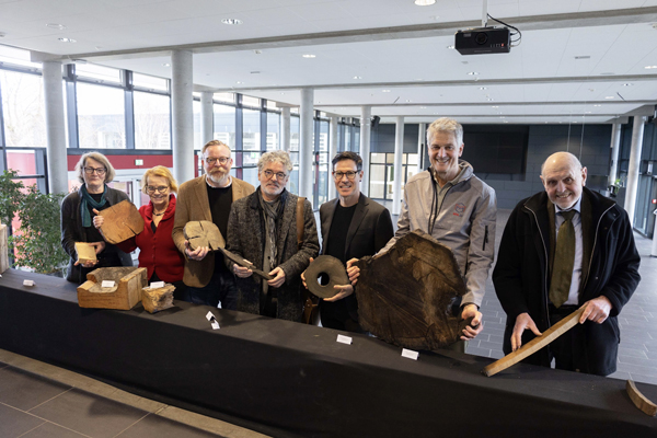 Der Dendrochronologe Daniel Balanzategui zeigte den Anwesenden, wie anhand von Baumringen „die Geheimnisse enthüllt werden können, die in jahrhundertealtem Holz verborgen sind“. Foto: HL