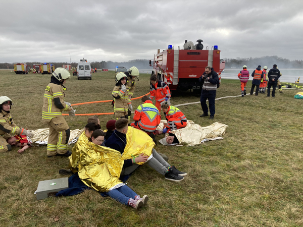 Patientenbetreuung durch Einsatzkräfte von Feuerwehr und Rettungsdienst. Fotos: Feuerwehr