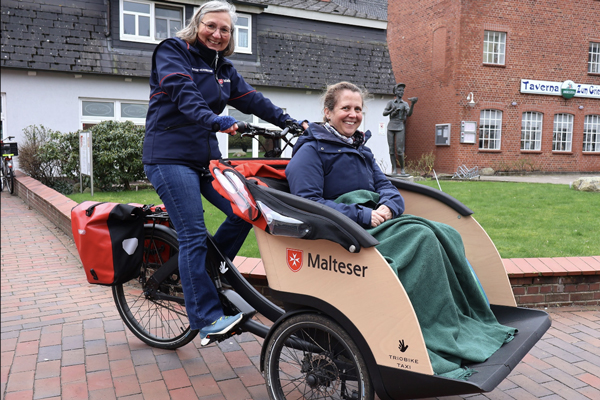 Der Malteser Hilfsdienst bietet in Travemünde und Umgebung zukünftig kostenfreie Rikscha-Fahrten für Senioren und Menschen, die in ihrer Mobilität eingeschränkt sind, an. Foto: Malteser