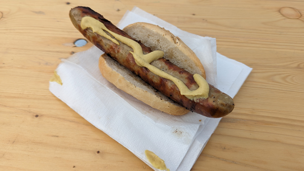 Eine gratis Bratwurst gibt es, wenn man zu den 100 ersten Gästen am Eröffnungstag gehört. Foto: Symbolbild