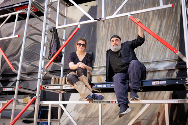 Christina Laube und Mehrdad Zaeri haben an der Hausfassade im Museumsgarten das Abbild eines riesigen Minotaurus mit Blechtrommel erschaffen. Foto: Felix König