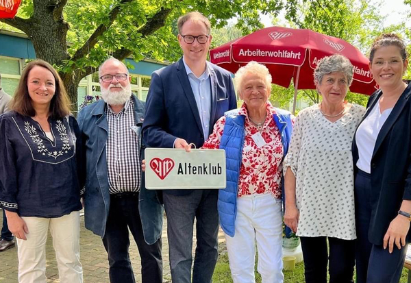 Feierlaune im AWO-Treff Eichholz: Sandra Odendahl, Wolfgang Baasch, Jan Lindenau, Helga Müller, Susanne Kobbe und Tatjana Kurkutovic. Foto: AWO / Tom Stender