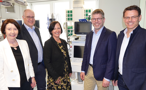 Stellten die neue „Facharztklinik Lübeck“ vor: Dr. Monika Schliffke, Dr. Ralph Ennenbach, die stellvertretende Bürgermeisterin Pia Steinrücke, Dr. Henning Frenzel und Dr. Ralf Katzbach. Fotos: Harald Denckmann