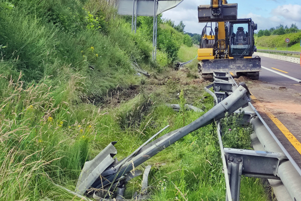 Aufgrund der umfangreichen Umweltarbeiten wird die Sperrung mindestens bis zum Nachmittag andauern. Fotos: STE