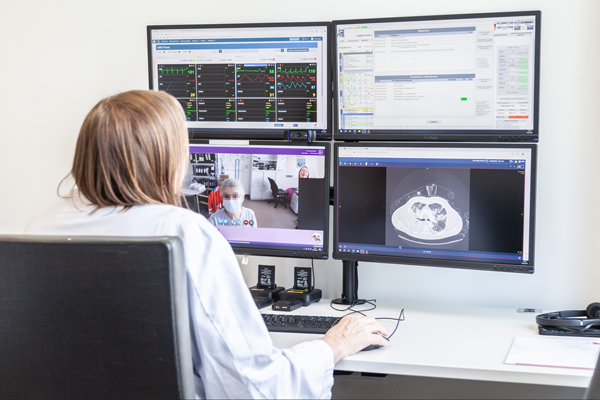 Prof. Maria Deja im Command Center während der tele-intensivmediznischen Konsultation mit einer Kollegin aus dem AMEOS Klinikum Oldenburg. Foto: UKSH