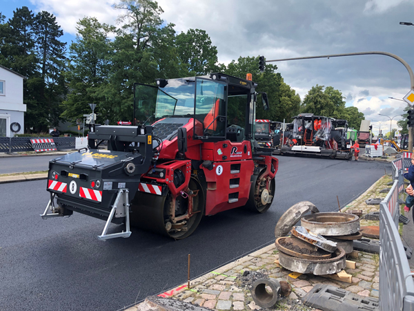 Die Bauarbeiten im dritten und vierten Baufeld im Rahmen der Fahrbahnsanierung Schwartauer Allee / Schwartauer Landstraße stehen kurz vor dem Abschluss. Foto: HL