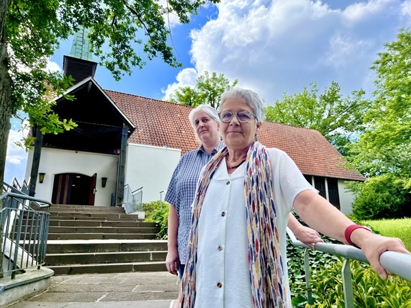 Sabine Trilke, Vorsitzende des Kirchengemeinderates St. Christophorus (vorn), und Sigrid Joos aus dem katholischen Gemeindepfarrteam Liebfrauen pflegen bereits seit Jahren ein ökumenisches Miteinander im Lübecker Stadtteil Eichholz. Fotos: Bastian Modro